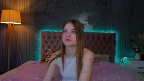 Snapshot of luisaclover chatting on 11-25-25, 01:22 LuisaClover online show from 11-25-25, 01:22