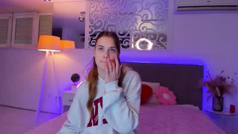 Snapshot of luisaclover chatting on 12-01-25, 02:00 LuisaClover online show from 12-01-25, 02:00