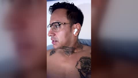 Snapshot of luisjg24hrs chatting on 04-01-26, 05:43 luisjg24hrs online show from 04-01-26, 05:43