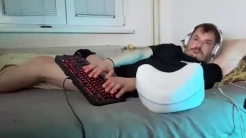 Snapshot of lukask088 chatting on 12-17-25, 02:28 Lukas online show from 12-17-25, 02:28