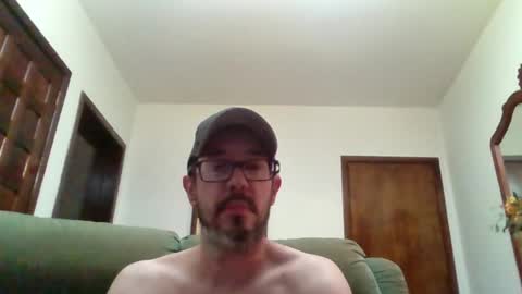Snapshot of lukz88bigcock chatting on 06-11-26, 01:27 Luke online show from 06-11-26, 01:27