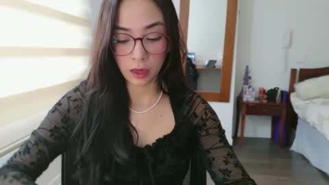 Snapshot of lulibee_ chatting on 05-18-26, 01:17 Luli online show from 05-18-26, 01:17