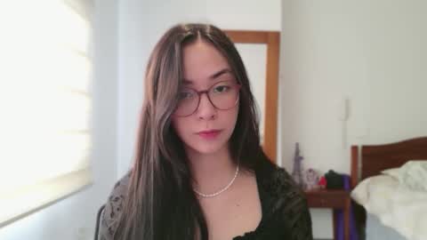 Snapshot of lulibee_ chatting on 05-27-26, 01:08 Luli online show from 05-27-26, 01:08