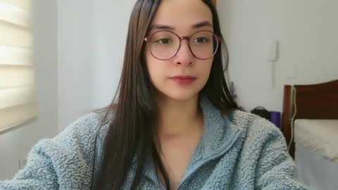 Snapshot of lulibee_ chatting on 06-19-26, 01:04 Luli online show from 06-19-26, 01:04