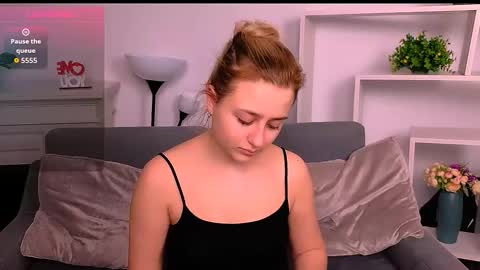 Snapshot of lulu___moon chatting on 02-17-26, 09:43 Lily online show from 02-17-26, 09:43