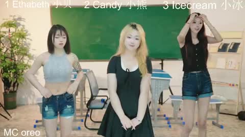 Snapshot of luminagirl02 chatting on 04-12-26, 03:44 lumina girls online show from 04-12-26, 03:44