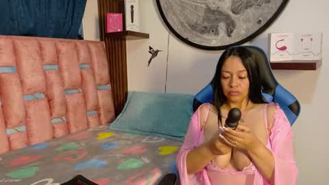 Snapshot of luna2155 chatting on 12-17-25, 10:54 Luna online show from 12-17-25, 10:54