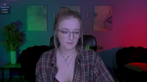 luna_berryy online show from 04-04-26, 07:55