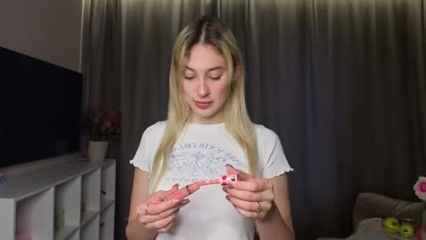 Snapshot of luna_licks chatting on 11-21-25, 11:20 Olivia online show from 11-21-25, 11:20