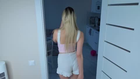 Snapshot of luna_licks chatting on 11-25-25, 10:59 Olivia online show from 11-25-25, 10:59