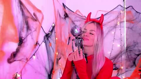 Luna Marquez online show from 10-26-25, 10:04