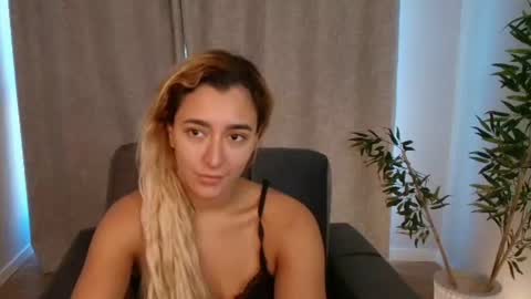 Snapshot of luna_velvvet chatting on 06-23-26, 02:26 Luna online show from 06-23-26, 02:26