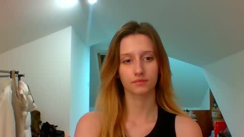 Snapshot of luna_xsensual chatting on 12-27-24, 06:10 L U N A online show from 12-27-24, 06:10