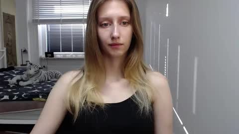 Snapshot of luna_xsensual chatting on 09-10-25, 05:29 L U N A online show from 09-10-25, 05:29