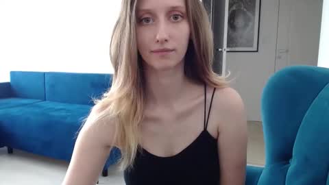 Snapshot of luna_xsensual chatting on 09-17-25, 12:40 L U N A online show from 09-17-25, 12:40