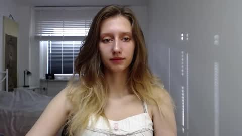 Snapshot of luna_xsensual chatting on 09-19-25, 05:42 L U N A online show from 09-19-25, 05:42