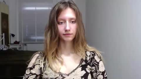 Snapshot of luna_xsensual chatting on 10-22-25, 06:02 L U N A online show from 10-22-25, 06:02