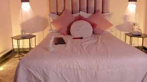 lunaa_moonn online show from 04-17-26, 08:01