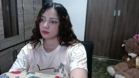 Snapshot of lunaa_sub chatting on 05-17-26, 12:19 lunaa_sub online show from 05-17-26, 12:19