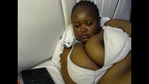 Snapshot of lunabloom01 chatting on 02-05-26, 04:55 lunabloom01 online show from 02-05-26, 04:55