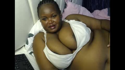 Snapshot of lunabloom01 chatting on 02-11-26, 01:10 lunabloom01 online show from 02-11-26, 01:10