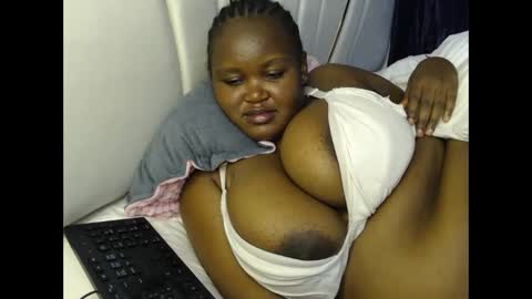 Snapshot of lunabloom01 chatting on 02-11-26, 01:16 lunabloom01 online show from 02-11-26, 01:16