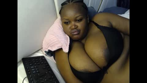 Snapshot of lunabloom01 chatting on 02-17-26, 10:27 lunabloom01 online show from 02-17-26, 10:27