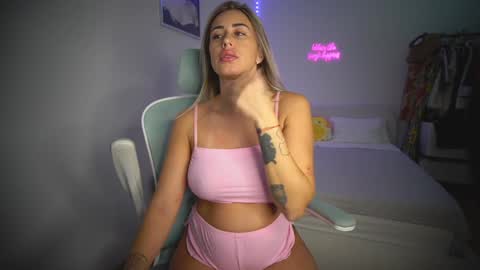 Snapshot of lunaink_ chatting on 11-21-25, 12:04 Laura online show from 11-21-25, 12:04