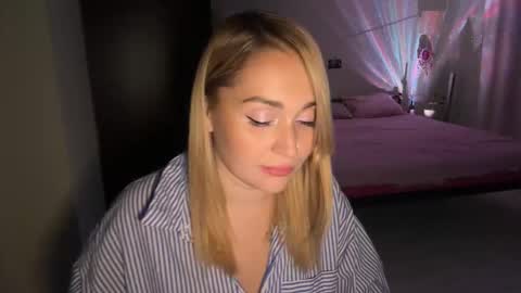 Snapshot of lunali_ chatting on 10-28-25, 11:18 Lana online show from 10-28-25, 11:18