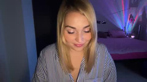 Snapshot of lunali_ chatting on 10-30-25, 11:27 Lana online show from 10-30-25, 11:27