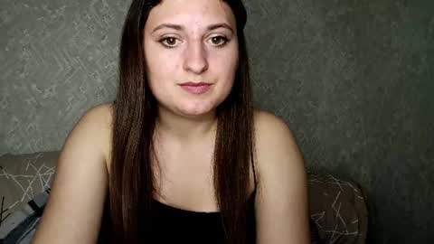 Snapshot of lunalili_1900 chatting on 06-17-26, 05:14 Layla online show from 06-17-26, 05:14