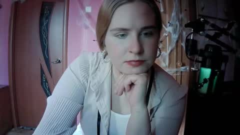 lunamystique_ online show from 11-07-25, 09:53