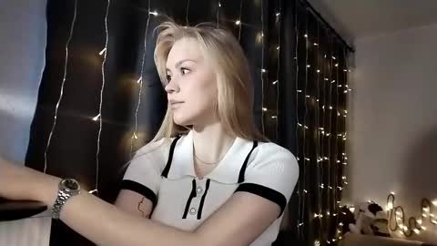 Snapshot of lunapeony chatting on 12-05-25, 05:27 lunapeony online show from 12-05-25, 05:27