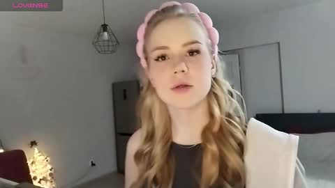 lunapeony online show from 12-19-25, 09:11