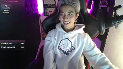 Snapshot of lunarichy chatting on 01-05-26, 05:27 lunarichy online show from 01-05-26, 05:27