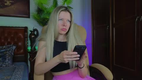 Snapshot of lunarishi chatting on 05-25-26, 05:57 Luna Rishi online show from 05-25-26, 05:57