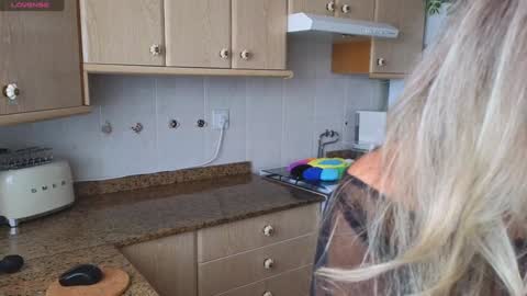 Snapshot of lunary_mix chatting on 12-20-24, 03:31 Luna online show from 12-20-24, 03:31