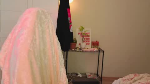 Snapshot of lunatale chatting on 04-24-26, 11:01 Kate online show from 04-24-26, 11:01