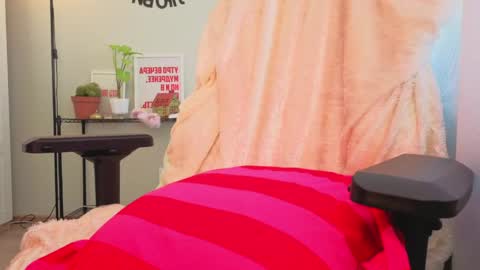 Snapshot of lunatale chatting on 05-17-26, 10:00 Kate online show from 05-17-26, 10:00