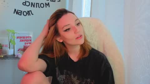 Snapshot of lunatale chatting on 05-18-26, 10:10 Kate online show from 05-18-26, 10:10