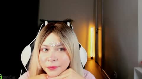 Snapshot of lune_fallenstar chatting on 06-16-26, 01:30 Lune FallenStar online show from 06-16-26, 01:30
