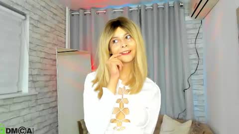 Snapshot of lune_fallenstar chatting on 06-20-26, 10:07 Lune FallenStar online show from 06-20-26, 10:07