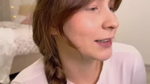 Snapshot of lunoria chatting on 12-18-25, 11:00 lunoria online show from 12-18-25, 11:00