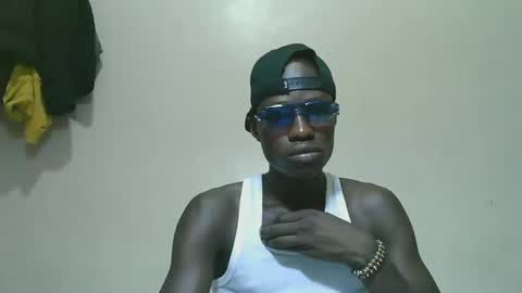 Snapshot of luoislove chatting on 10-28-25, 05:00 luoislove online show from 10-28-25, 05:00