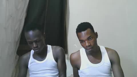 Snapshot of luoislove chatting on 11-25-25, 06:30 luoislove online show from 11-25-25, 06:30