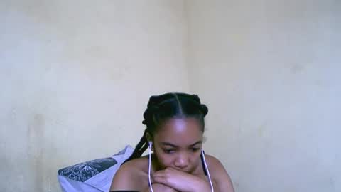 Snapshot of lutchia chatting on 09-15-25, 12:32 lutchia online show from 09-15-25, 12:32