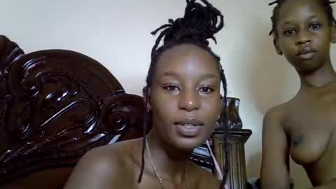 lutino_lovebirds online show from 04-18-26, 06:17