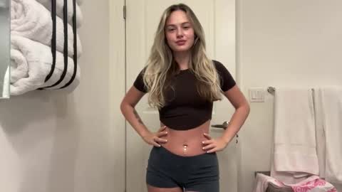 Snapshot of luvaimee chatting on 11-25-25, 04:51 Aimee online show from 11-25-25, 04:51