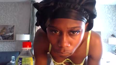 Snapshot of luvbug555 chatting on 03-11-26, 04:35 luvbug555 online show from 03-11-26, 04:35