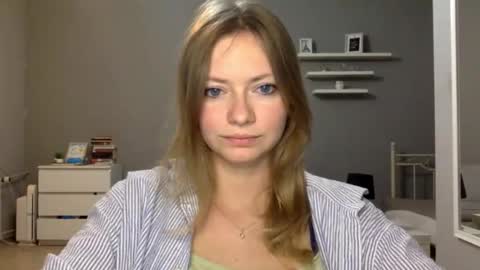 Snapshot of lux_millie chatting on 01-06-26, 10:01 Millie online show from 01-06-26, 10:01